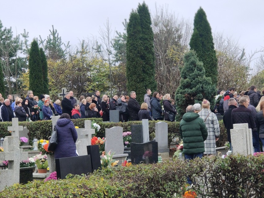 Rodzina i przyjaciele pożegnali zastrzelonego w Unisławiu Daniela. Ciało mężczyzny spoczęło na miejscowym cmentarzu 