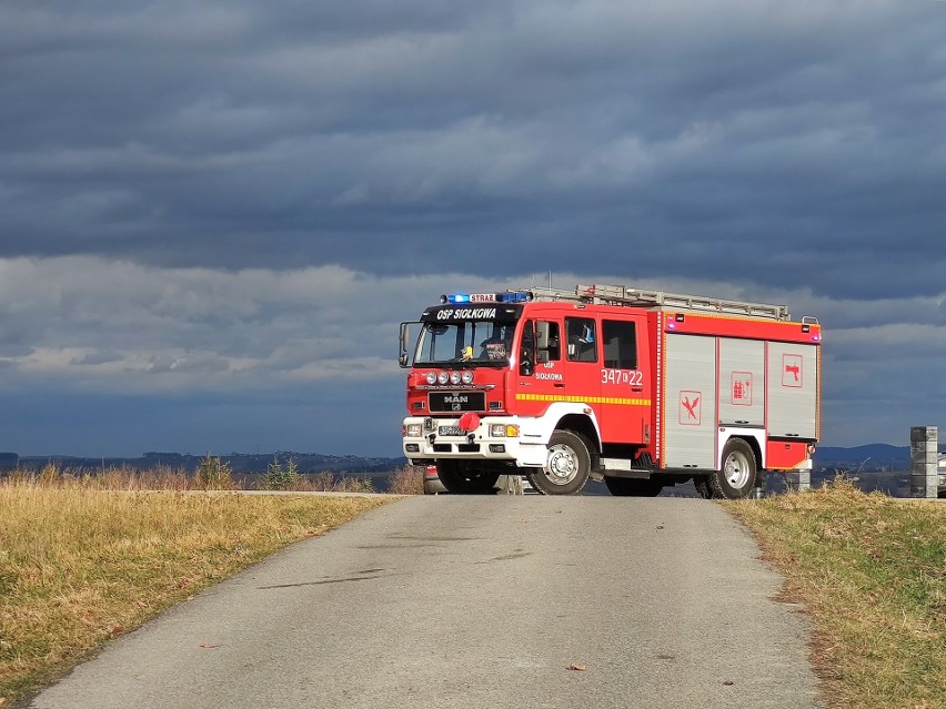 Siołkowa. Wypadek na przerwie w szkole podstawowej. Po rannego ucznia przyleciał helikopter [ZDJĘCIA]