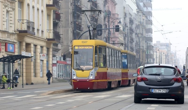 11 A jeździ teraz na Kurczaki. Na rondzie Lotników Lwowskich...