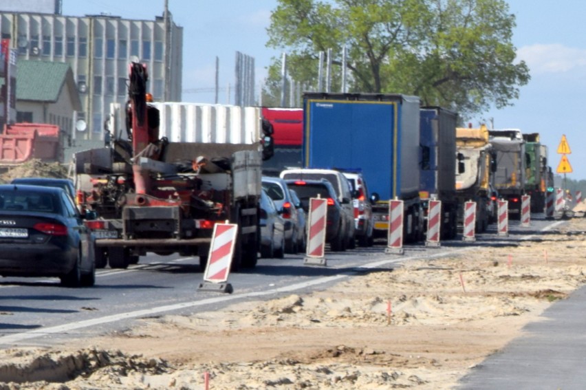 Gigantyczne korki na drodze krajowej 73 na granicy Kielc! W szczycie komunikacyjnym trzeba czekać ponad pół godziny [WIDEO, ZDJĘCIA]