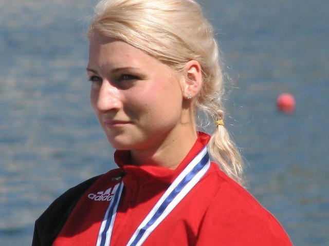 Karolina Naja ma 21 lat, pochodzi z Tychów, jest wychowanką tamtejszego MOS. Od dwóch lat zawodniczka AZS AWF Gorzów Wlkp. i studentka miejscowego ZWKF. Największe sukcesy: brązowy medal MŚ w K-4 na 500 m (2010 r.), złoty MME w K-4 na 500 m (2010), srebrny MME w K-1 na 500 m (2011) i brązowy MME w K-1 na 200 m (2011).