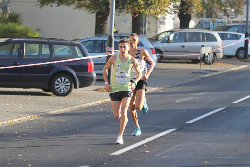 Zdjęcia z maratonu w Poznaniu 2018 - biegacze na pierwszym...