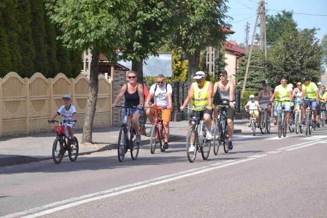 Społeczność Złotopola w gminie Lipno zorganizowała rodzinny rajd rowerowy. Była to wspólna inicjatywa sołtysa Jarosława Krysta, miejscowej jednostki Ochotniczej Straży Pożarnej i gminnego radnego Józefa Górnickiego. Wzięło w nim udział około 40 osób, które pokonały na swych jednośladach ponad 20 km. Nad Jeziorem Kikolskim cykliści skorzystali z gościnności Stowarzyszenia Kultury i Rekreacji Syrenka Kikół. Mieli okazję popływać kajakami i rowerami wodnymi. Pogoda była cudowna, a woda dawała przyjemny chłód. Takie przedsięwzięcia integrują mieszkańców i to jest najważniejsze.Flesz - wypadki drogowe. Jak udzielić pierwszej pomocy?