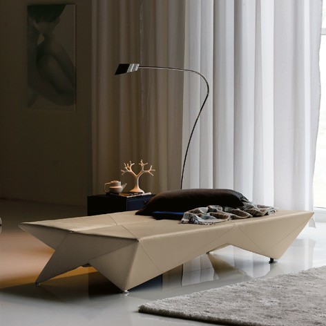 Łóżko origami Nowoczesny design, nieregularne kształty i prostota to zalety łóżka/sofy Origami. Taki dodatek nadaje się do mieszkań minimalistycznych.
