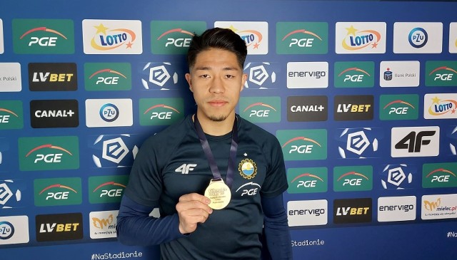 Koki Hinokio, pomocnik PGE Stali Mielec, odebrał medal za zwycięstwo w lutowym rankingu "Piłkarskich Orłów"