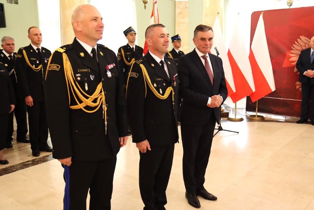 Bryg. Andrzej Szozda, zastępca komendanta miejskiego PSP w Zamościu otrzymał brązowy Krzyż Zasługi. Na zdjęciu stoi w środku