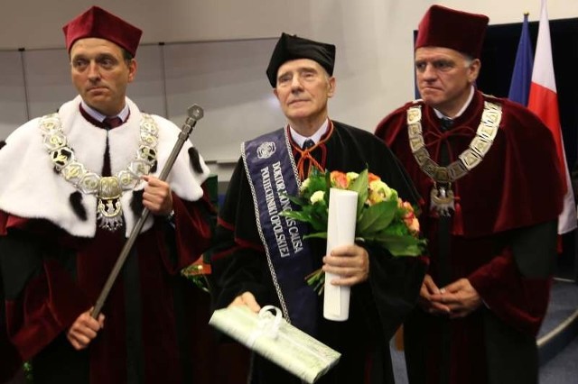 Prof. Józef Szala (w środku), prof. Marek Tukiendorf, rektor PO (z lewej) i prof. Janusz Pospolita, prorektor ds. nauki PO.