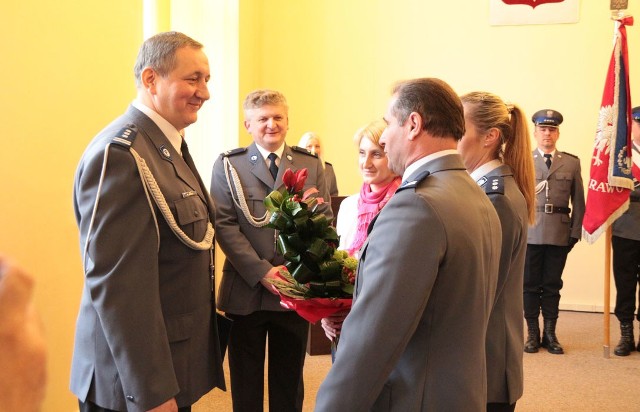 Zenon Atras (pierwszy z lewej) jest nowym komendantem policji w Koszalinie.