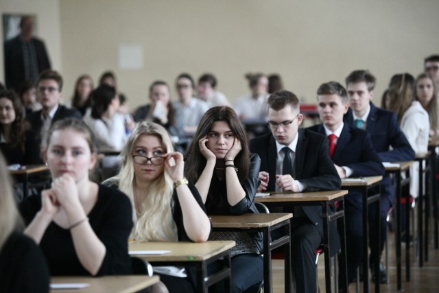 Jak poszła maturzystom matura 2017 z fizyki na poziomie rozszerzonym? Zobaczcie arkusz z zadaniami z fizyki i sprawdźcie odpowiedzi w tym artykule.