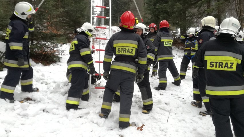 Strażacy trenowali ewakuację narciarzy z wyciągu na Magurze Małastowskiej. Wszystko, by w razie potrzeby szybko udzielić pomocy