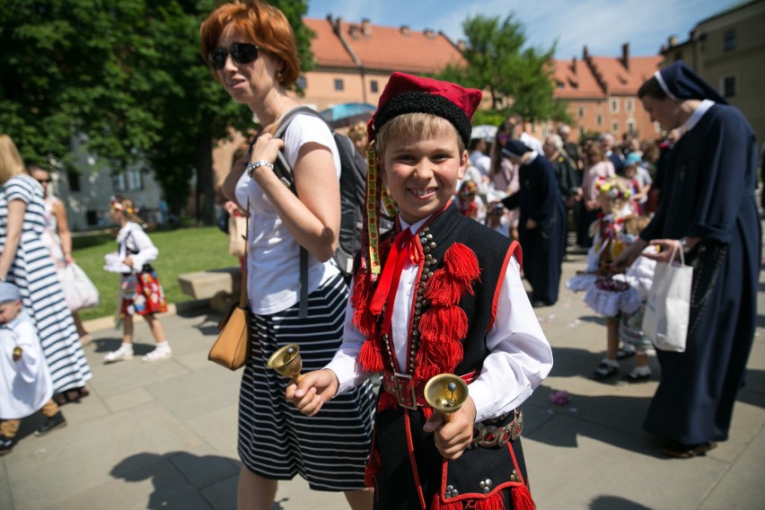 Boże Ciało w Krakowie 2018. Dzieci sypały kwiatki