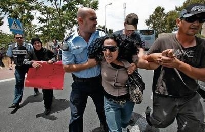 Palestynka aresztowana przez izraelskich policjantów podczas wczorajszego protestu przed konsulatem tureckim we wschodniej Jerozolimie Fot. PAP/EPA