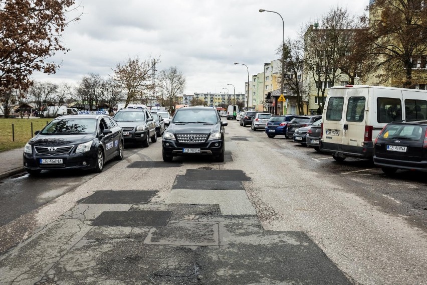 Poklejona asfaltem ulica Modrakowa.