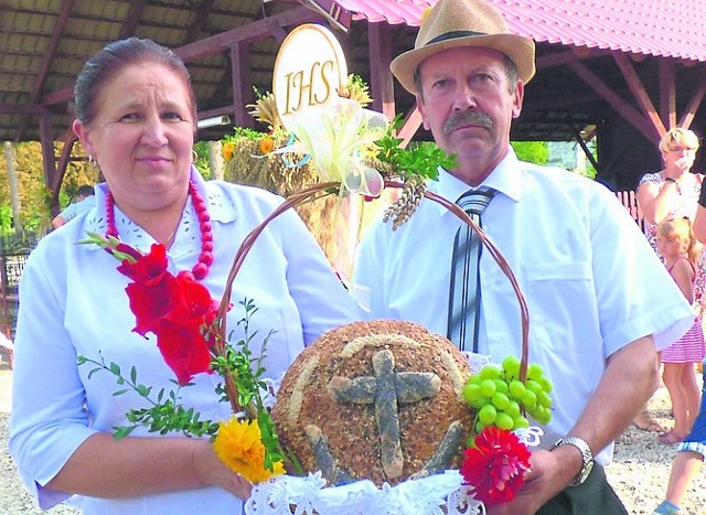 Dożynkowy bochen chleba prezentuje szefowa koła gospodyń Elżbieta Szabla - wraz  z mężem Romanem, gospodarzem remizy.