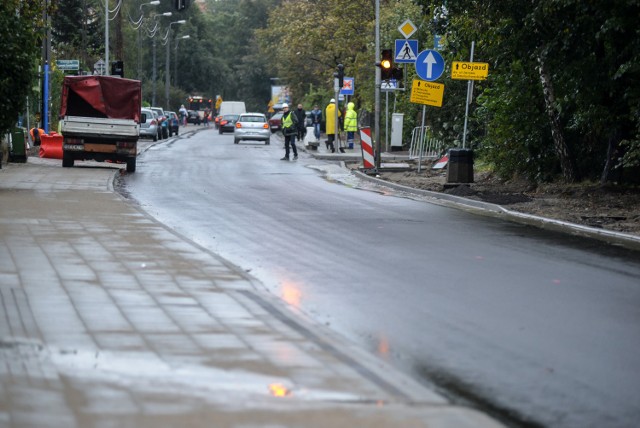 Wykonawca źle ułożył warstwy asfalt na ulicy Sobieskiego, stąd opóźnienie w odbiorze remontu