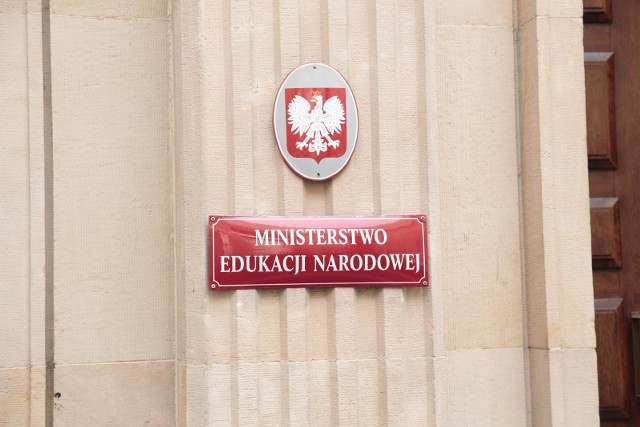 Każdego roku ministerstwo publikuje w formie obwieszczenia prognozę zapotrzebowania na pracowników w zawodach szkolnictwa branżowego na krajowym i wojewódzkim rynku pracy. Zobacz pełną listę 28 zawodów o szczególnym znaczeniu dla rozwoju państwa --->