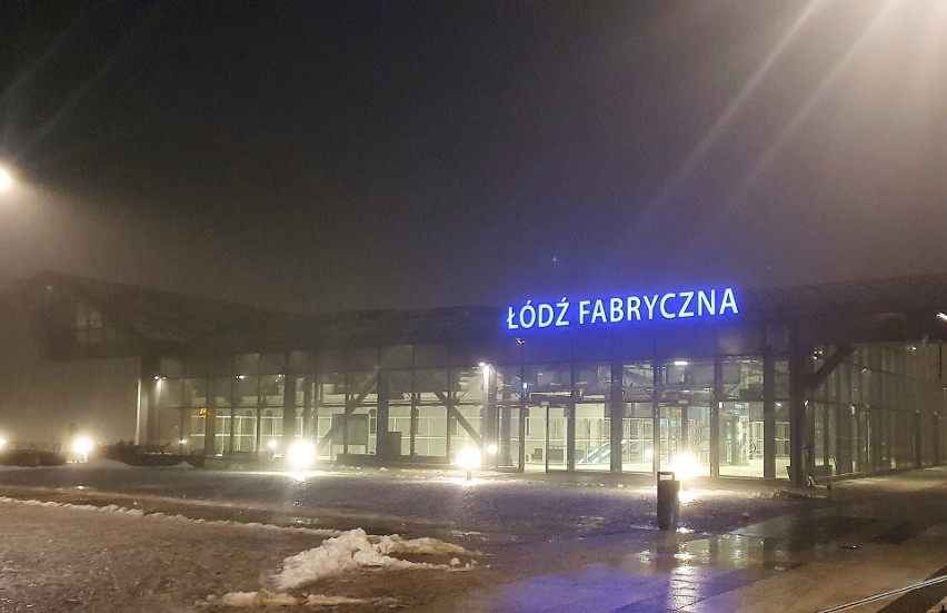 Nareszcie oznakowano dworzec Łódź Fabryczna. Napisy nad każdym wejściem świecą się na niebiesko