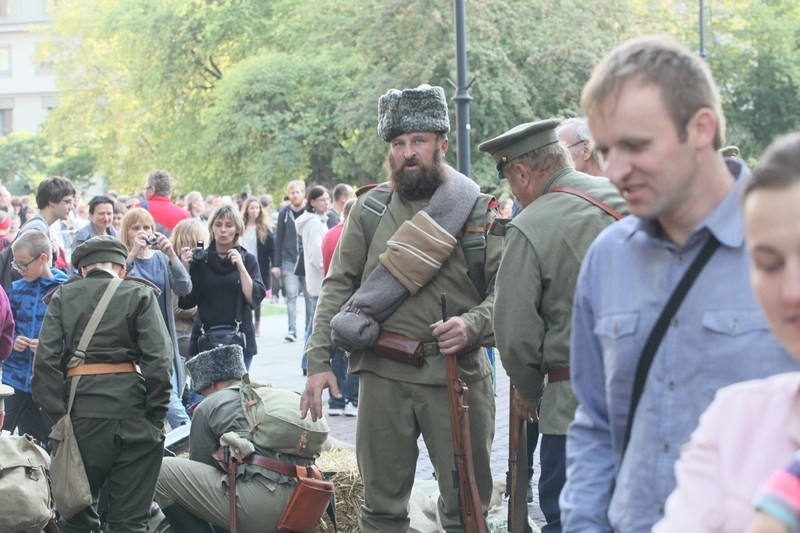 Piknik historyczny przed łódzką katedrą [zdjęcia]