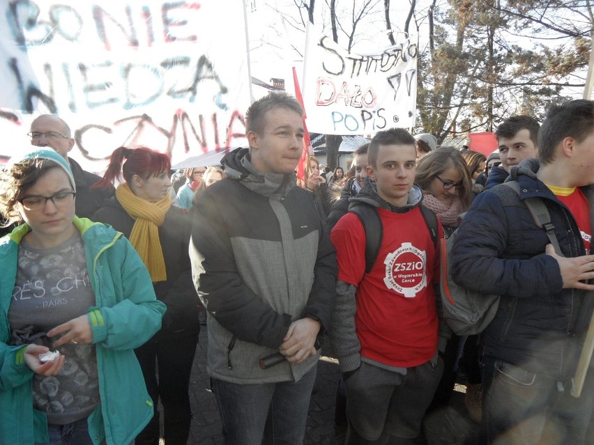 Protest przeciwko likwidacji szkół w Żywcu i Węgierskiej...