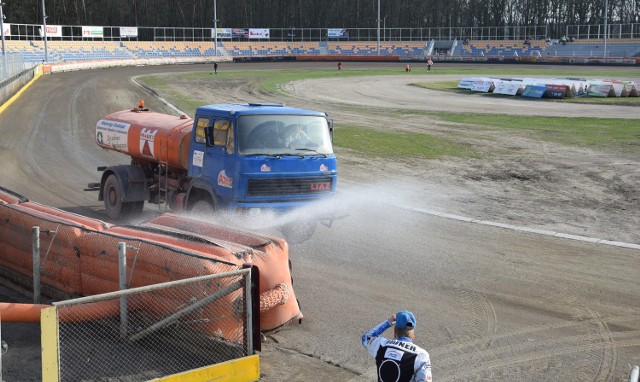 Do najlpilniejszych zadań należy budowa parkingu technicznego na stadionie żużlowym w Grudziądzu. Brama do niego już jest - widoczna na zdjęciu po drugiej stronie stadionu. Tam będą w przyszłości zjeżdżać polewaczki, ciągniki, karetki