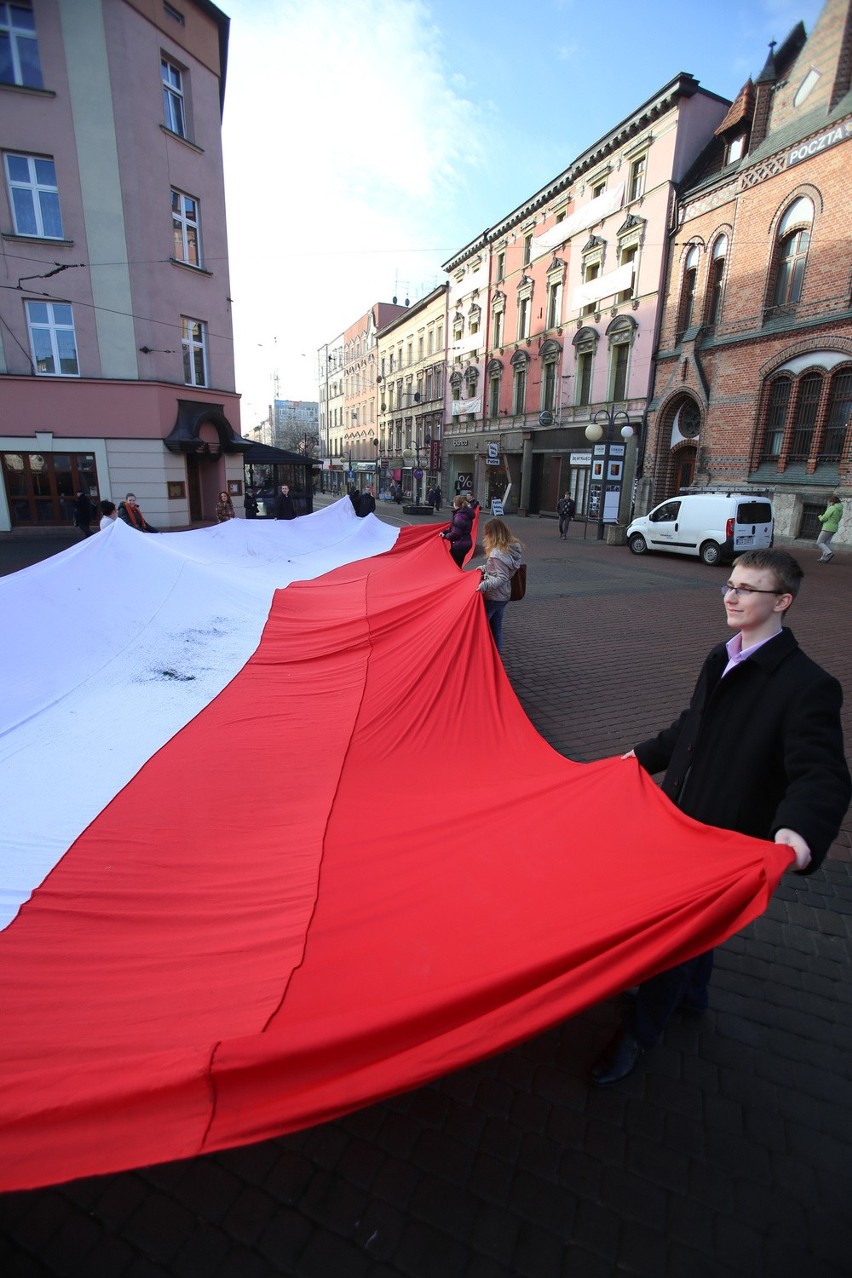 WOŚP 2014: Ogromne serce uszyte z flagi Polski powieszą w Chorzowie [ZDJĘCIA]