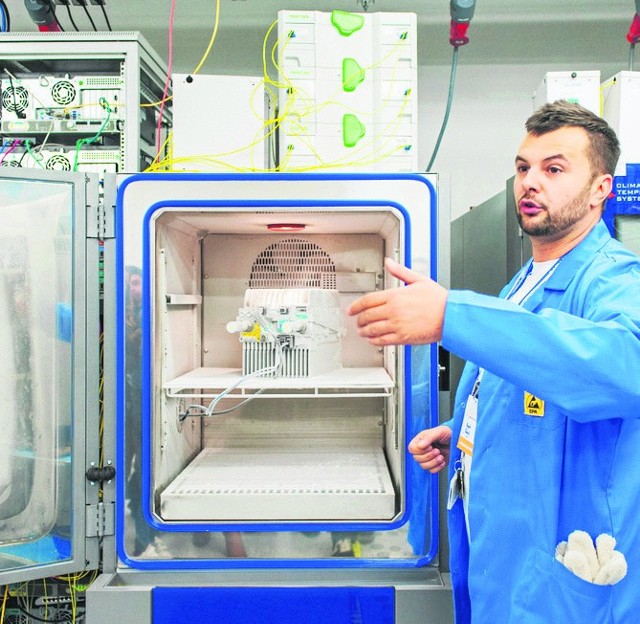 Pracownik laboratorium Nokii prezentuje działanie komory temperaturowej