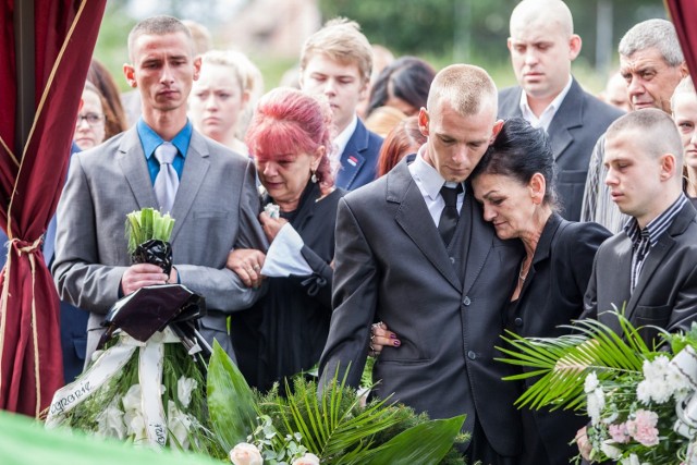 Finał procesu w sprawie potwornej zbrodni na młodych mieszkankach Barcina. Sąd zdecydował, że ich oprawcy pozostaną za kratami do końca życia. Nie było żadnych powodów morderstwa. - To była zimna egzekucja - powiedział sędzia, uzasadniając wyrok dożywocia. SZCZEGÓŁY NA KOLEJNYCH STRONACH >>>Czytaj także: Ojciec zgwałcił niepełnosprawną córkę w Toruniu. Jest wyrok!Ważne: Zaginieni z Kujawsko-Pomorskiem. Może ich widziałeś?