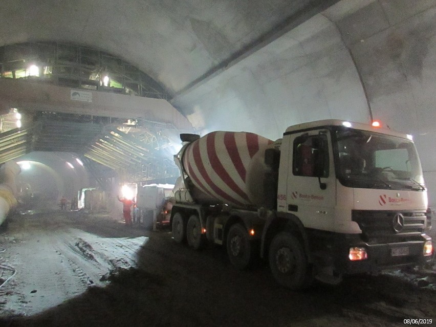 Dobra wiadomość z budowy zakopianki. W październiku będzie wydrążona cała jedna nitka tunelu [GALERIA]