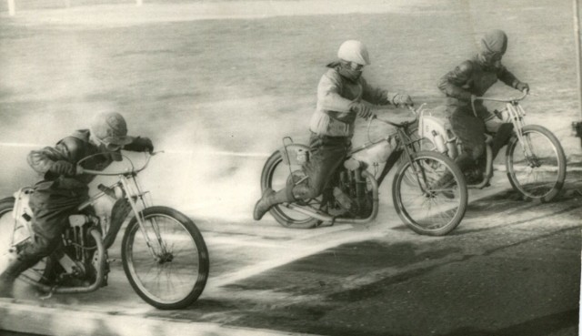 Żużel z lat 50 i 60. był zupełnie inny niż dziś. Kaski "orzeszki&#8221;, chusty na szyjach, niebezpieczne drewniane bandy czy też motocykle z wygiętymi do góry końcówkami kierownic (tak zwane "kozy&#8221;). Emocje wciąż jednak są takie same!