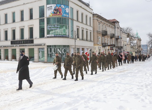 W honorowej asyście żołnierzy z 42 Bazy Lotnictwa Cywilnego uczestnicy uroczystości przeszli z Kościoła Garnizonowego pod pomnik żołnierzy AK zgrupowania Jodła.