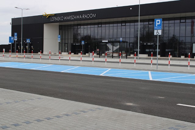Port lotniczy w Radomiu gotowy jest już na przyjęcie pasażerów i samolotów. Zobacz na kolejnych slajdach jak obecnie wyglądają obiekty lotniskowe.