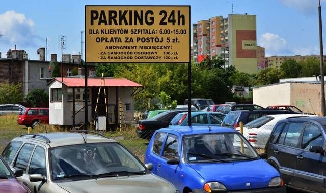 Na opuszczonym parkingu przy Słowiańskiej można zostawiać samochody. Ale mało kto o tym wie, a pusta budka strażnika straszy