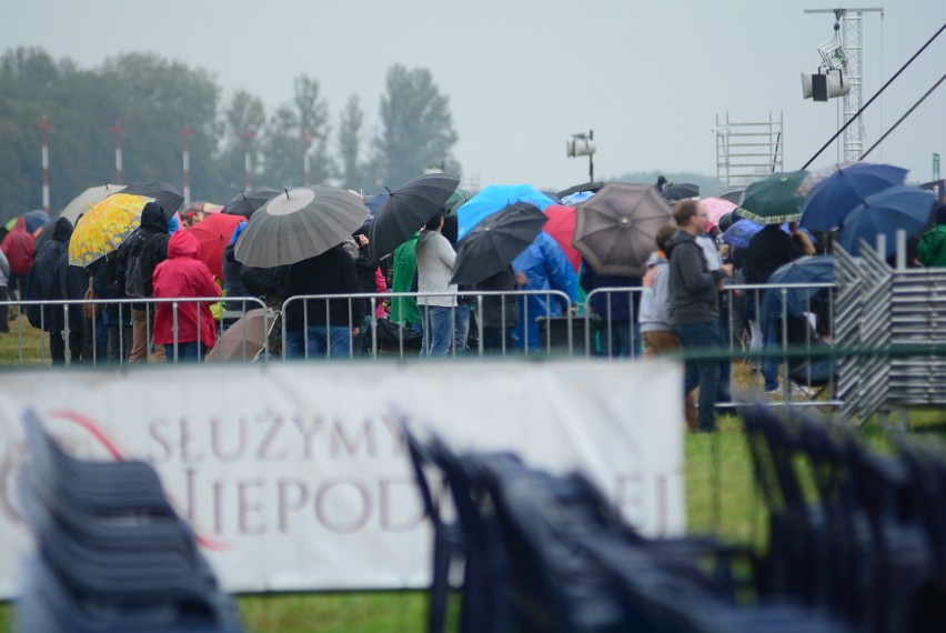 Air Show 2018 w Radomiu. Zakończone niedzielne pokazy na lotnisku Sadków. Widzowie oglądali je mimo deszczu i przerw w pokazach w powietrzu