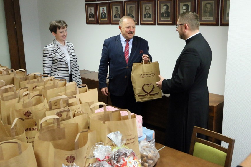 Lubelscy adwokaci przekazali 70 toreb z darami