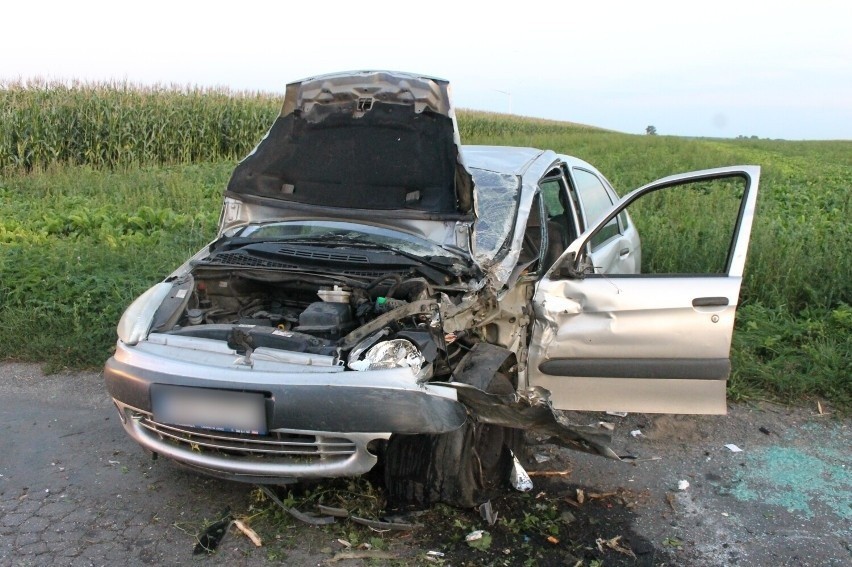 Poważny wypadek na trasie Starygród-Benice. Auto uderzyło w...