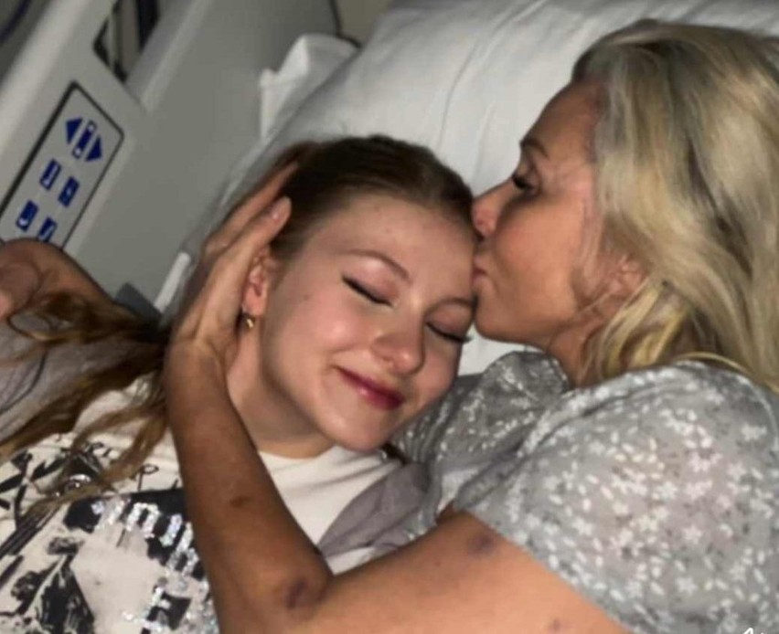 Aldona Orman cała w siniakach na szpitalnym łóżku z córką. Aktorka cudem przeżyła pęknięcie tętniaka, teraz ma ważny apel