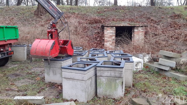 W ubiegłym roku Zarząd Zieleni Miejskiej wymieniał kosze na śmieci w Rosarium na Cytadeli. Śmietniki nie wylądowały jednak na śmietniku. Jesienią wyjechały z parku, by mogli się nimi zająć pracownicy Ogrodu Botanicznego UAM w Poznaniu. Kosze będą służyły poznaniakom przez kolejne lata, pełniąc nową funkcję - pojemników na kwiaty. To pomysł zdecydowanie w duchu zero waste, czyli niemarnowania przedmiotów i nadawania im drugiego życia. Zobaczcie, jak wyglądały kosze i jak prezentują się jako nowe kwietniki --->