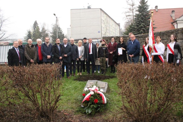 Zasadzenie Dębu Pamięci przy SP 2 w Myślenicach