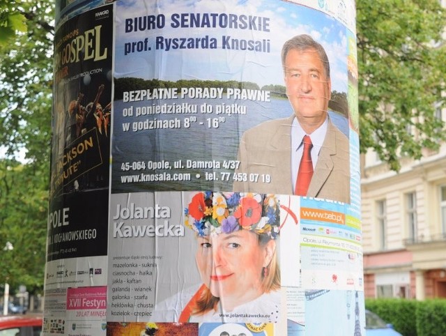 Plakaty Ryszarda Knosali i Jolanty Kaweckiej wiszą na prawie każdym słupie ogłoszeniowym w Opolu.