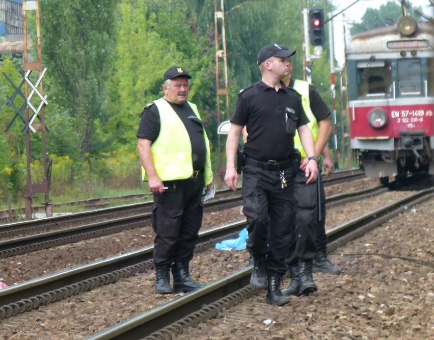 Śmiertelny wypadek w Piotrkowie. 23-latek rzucił się pod pociąg [ZDJĘCIA]