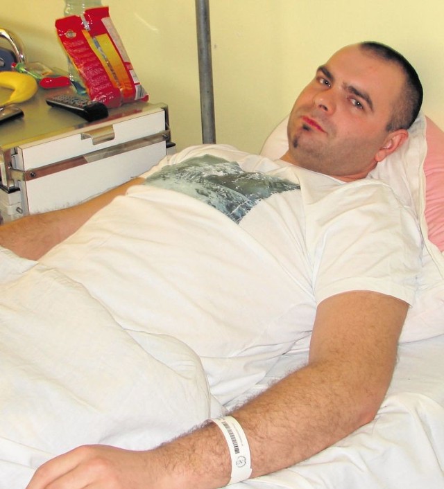 Starszy sierżant Przemysław Kaliciecki wciąż leży na oddziale chirurgii urazowo- ortopedycznej sądeckiego szpitala