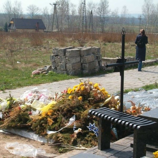 Jest szansa na to, że cmentarz w Szydłowcu wkrótce będzie powiększony, a mieszkańcy miasta i dwóch pobliskich wsi nie będą martwić się, gdzie pochować zmarłych z ich rodzin.