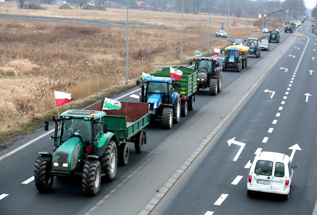 Pomorze Zachodnie: Rolnicy zablokują drogi krajowe- Chwalą się, że w ub.r. odprowadzono do budżetu skarbu państwa za sprzedaż gruntów 2 mld zł, w tym roku chcą to podwoić. Nasi rolnicy nie mają pieniędzy na kupno gruntów, zainwestowali w gospodarstwa, sprzęt. Kupią je przedstawiciele spółek z kapitałem zagranicznym - uważa Edward Kosmal, przewodniczący komitetu protestacyjnego rolników w Zachodniopomorskiem.