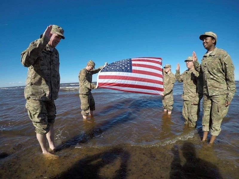 Żołnierze armii USA podczas zaślubin z Morzem Bałtyckim na...