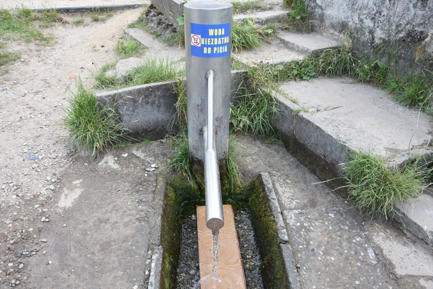 W rejonie źródełka na Rzędzinie dwa napisy informują o tym,...