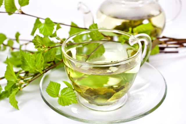 Herbatka z liści brzozy ma łagodny i przyjemny smak oraz delikatny kolor.