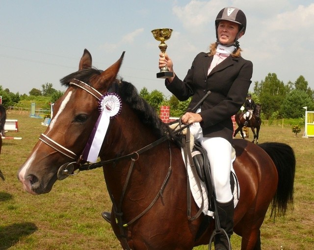 Joanna Więcław z Wierzawic zdobyła pierwsze miejsce w konkursie skoków na 80 cm. Koń dostał floots czyli ozdobną kokardę, a zawodniczka puchar.