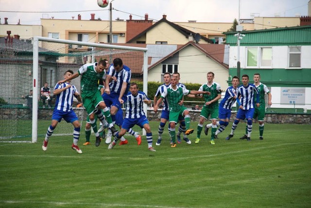Piłkarze Igloopolu (biało-niebieskie stroje) zdobyli pierwsze punkty w tym sezonie