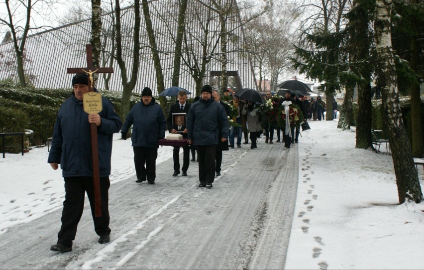 W ostatniej drodze zmarłemu towarzyszyła rodzina i bliscy,...