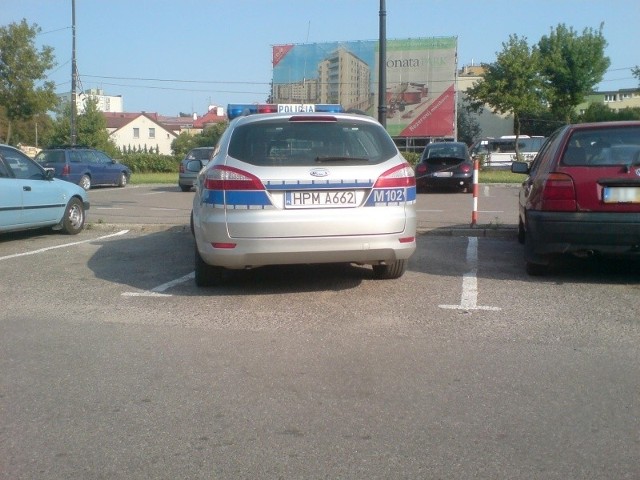 Radiowóz w Białymstoku przy ul. Bohaterów Monte Cassino na parkingu przy Centrum Handlowym Park